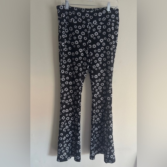 No Boundaries Pants - Women’s Flared Leggings Black and white flower print XL